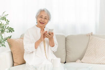 デジタル相続　祖母がスマホを持つ写真